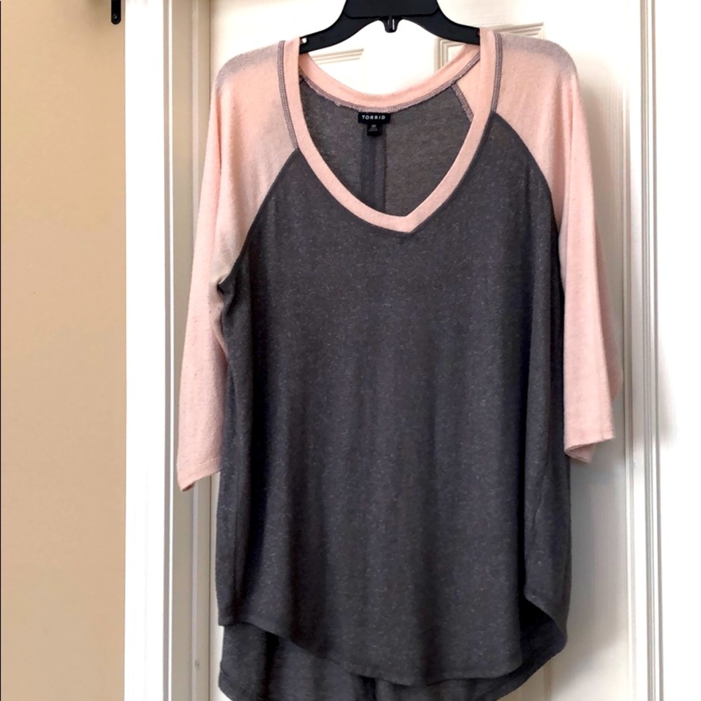 Torrid plus size 00 grey and pink top, like new
